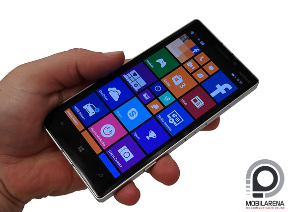 Nokia Lumia 930 kézben tartva
