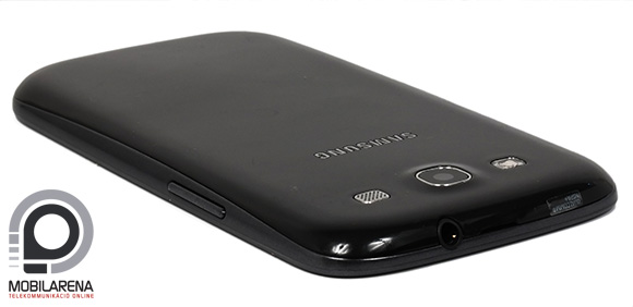 A Samsung Galaxy S3 Neo hátlapja fényes műanyagból készült
