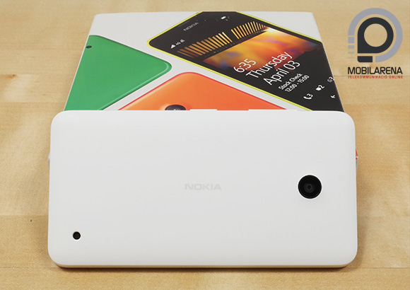 A Nokia Lumia 635 doboza és hátlapja