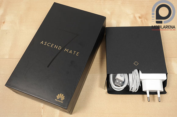 Huawei Ascend Mate 7 kézben tartva