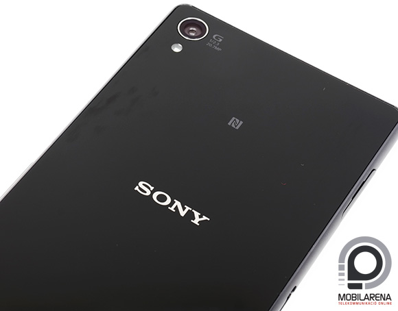 Nincs kiemelkedő elem a Sony Xperia Z3 jól tapadó hátlapján