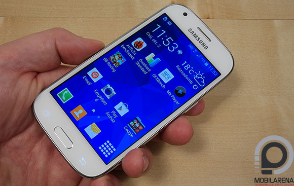 Samsung Galaxy Ace 4 kézben tartva