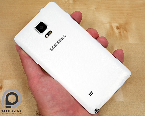 A Samsung Galaxy Note 4 hátlapja nem csúszós műanyag