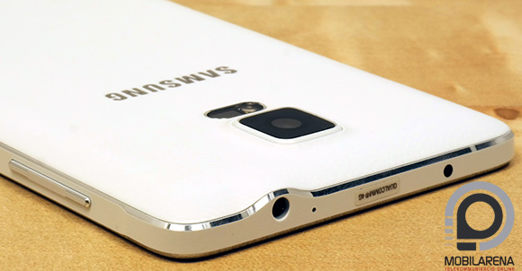 Felül van a fülhallgató-kimenet és az infra a Samsung Galaxy Note 4-en 