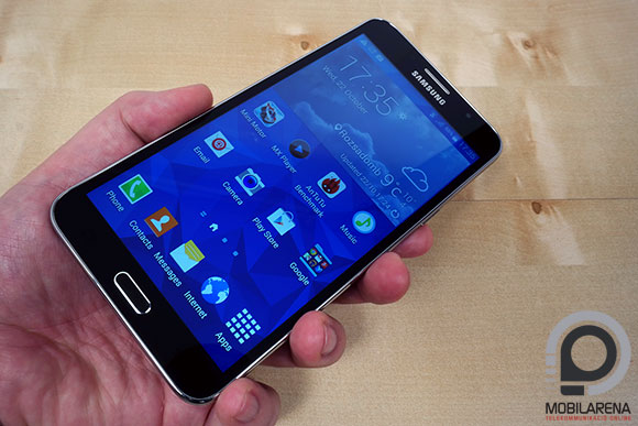 Samsung Galaxy Mega 2 kézben tartva