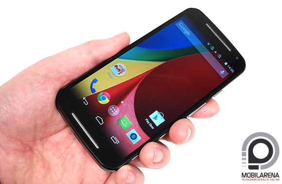 Motorola Moto G (2014) dual SIM kézben tartva