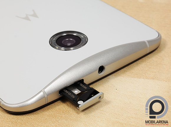  A nanoSIM kártyát a Google Nexus 6 tetején kell behelyezni
