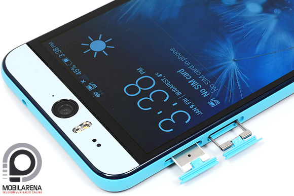 A HTC Desire Eye oldalán lehet a nanoSIM-et és a microSD-t behelyezni 