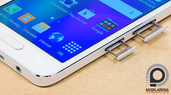 A Samsung Galaxy A3 oldalt fogadja be a nanoSIM és microSD kártyákat