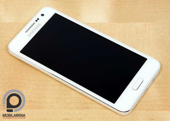 A Samsung Galaxy A3 apró, kecses készülék