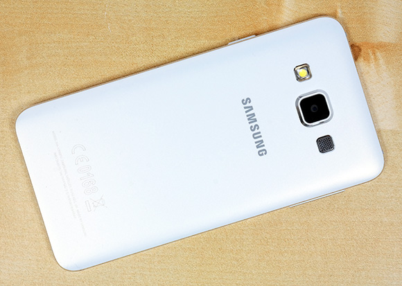 A Samsung Galaxy A3 hátlapja elegánsan csillog