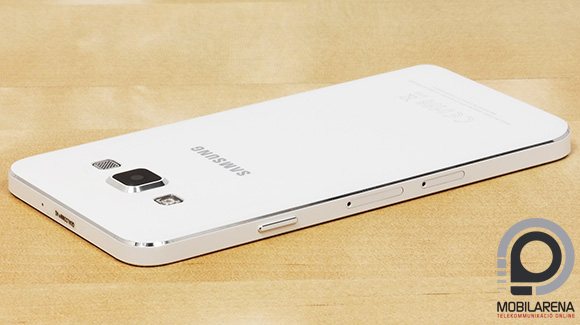 A Samsung Galaxy A3 Android 4.4.4-en alapuló TouchWizt futtat