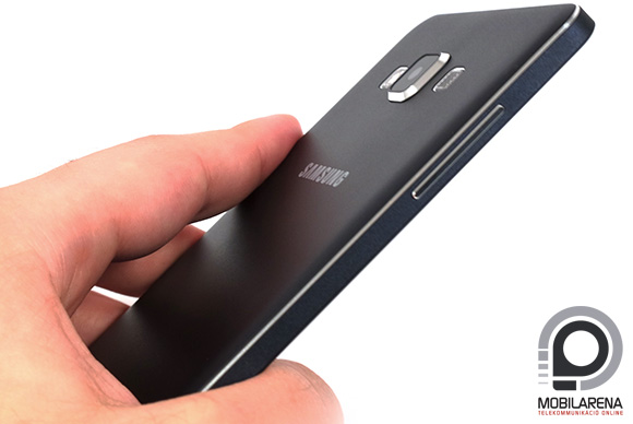 A Samsung Galaxy A7 fémháza valóban vékony