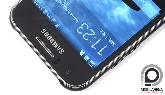 Samsung Galaxy J1 kézben tartva
