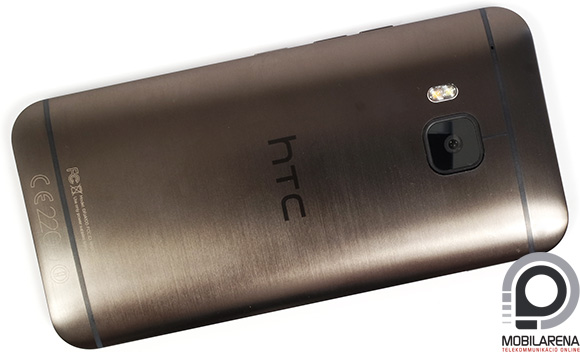 A HTC One M9 szálcsiszolt fém hátlapján egy nagy felbontású kamera virít
