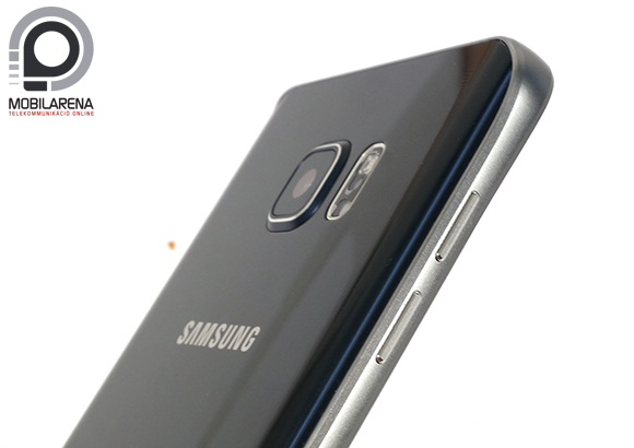 A Samsung Galaxy Note5 hátlapján enyhén kilóg a kamera optikája