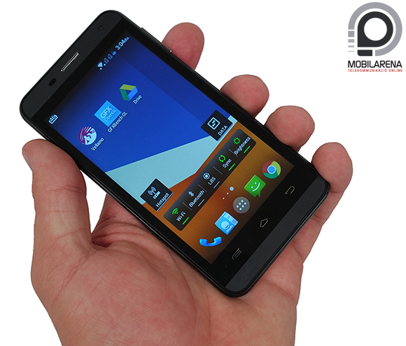 Gigabyte GSmart Essence kézben tartva